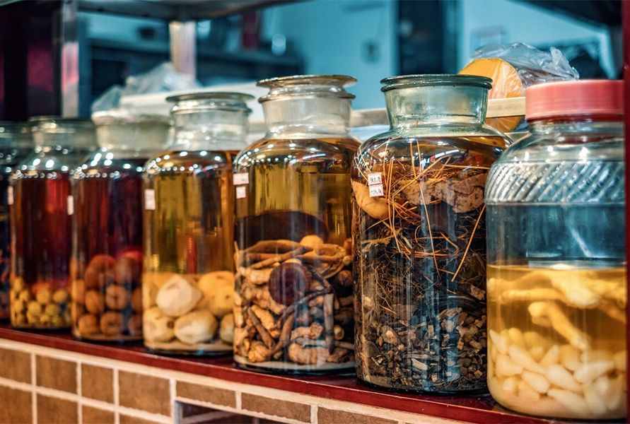 42岁男子喝药酒后肌酐1050，居然与这种植物泡酒有关！